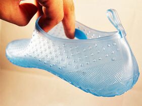 Calzado individual para lugares públicos para evitar a aparición de verrugas plantares